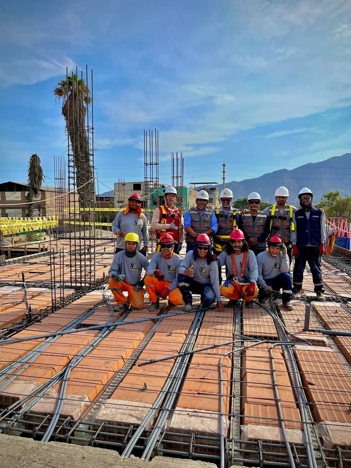 Edificio multifamiliar en construcción durante la fase de estructura con encofrado visible