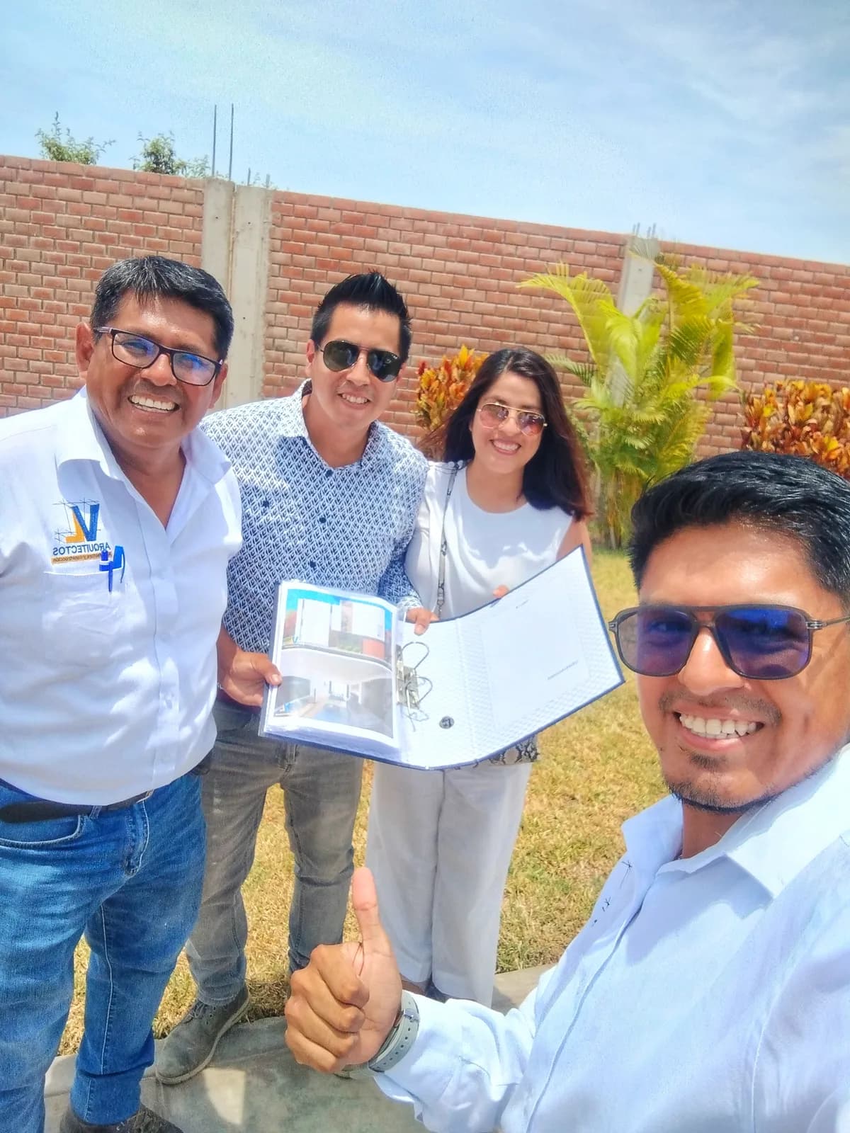 Profesional revisando planos y documentación técnica para trámites y licencias de construcción